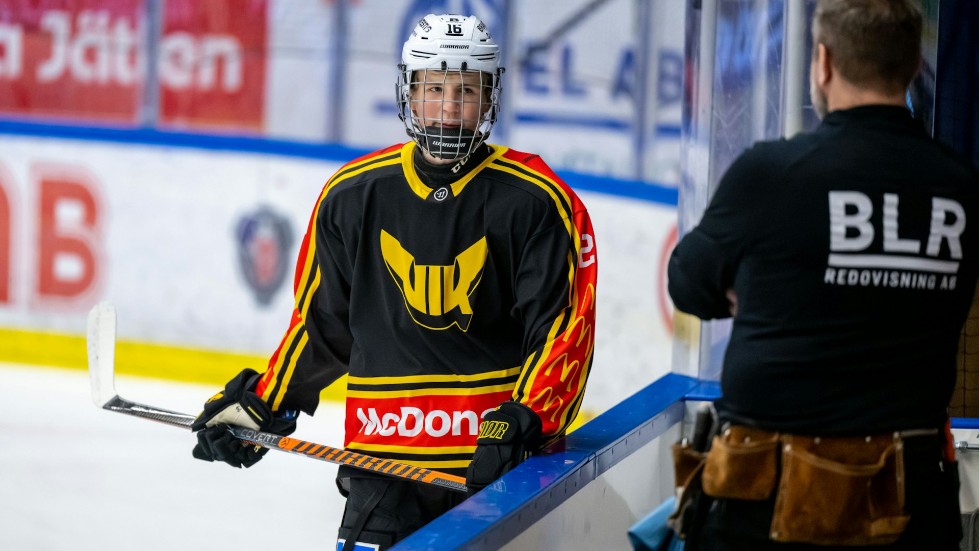 Södertälje, SVERIGE - 2 -November- 2022 : Västerås 16 (20) Hugo Lejon under matchen i HockeyAllsvenskan mellan Södertälje och Västerås på Scaniarinken den 2 november i Södertälje
(Foto: Per Eliasson / Per Eliasson Foto )
Nyckelord Keywords: Ishockey, HockeyAllsvenskan, Södertälje, Västerås, ***Betalbild***