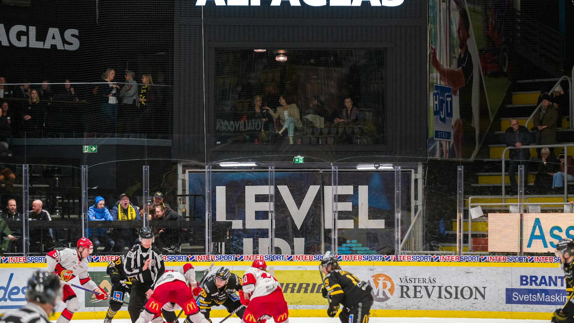 Västerås, SVERIGE - 28 FEBRUARI 2024 : ALFAGLAS logen är fullsatt med kvinnor för kvinnoträff under matchen i HockeyAllsvenskan mellan Västerås och Almtuna i ABB Arena Nord den 28 februari i Västerås
( Foto: Oliver Szabo )
Nyckelord Keywords: Ishockey, HockeyAllsvenskan, Västerås, Almtuna, ***Betalbild***, publik