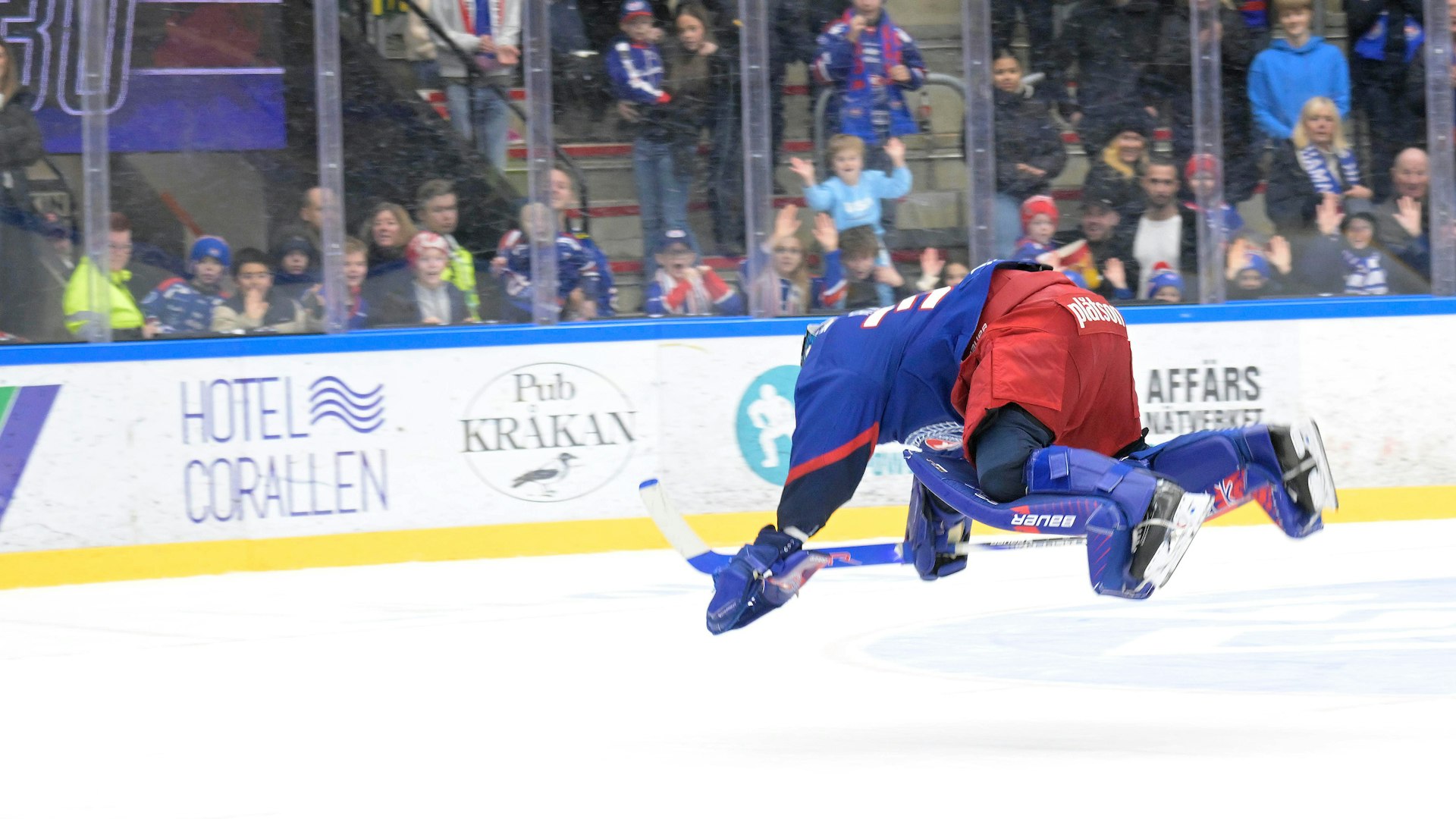 Oskarshamn, SVERIGE - 8 DECEMBER 2024 : Flygande målis, Oskarshamn Målvakt 30 Tomas Rydén efter matchen i HockeyAllsvenskan mellan Oskarshamn och Mora på BE-GE Hockeycenter den 8 DECEMBER i Oskarshamn
( Foto: Ilkka Ranta/ IR-FOTO )
Nyckelord Keywords: Ishockey, HockeyAllsvenskan, Oskarshamn, Mora, ***Betalbild***