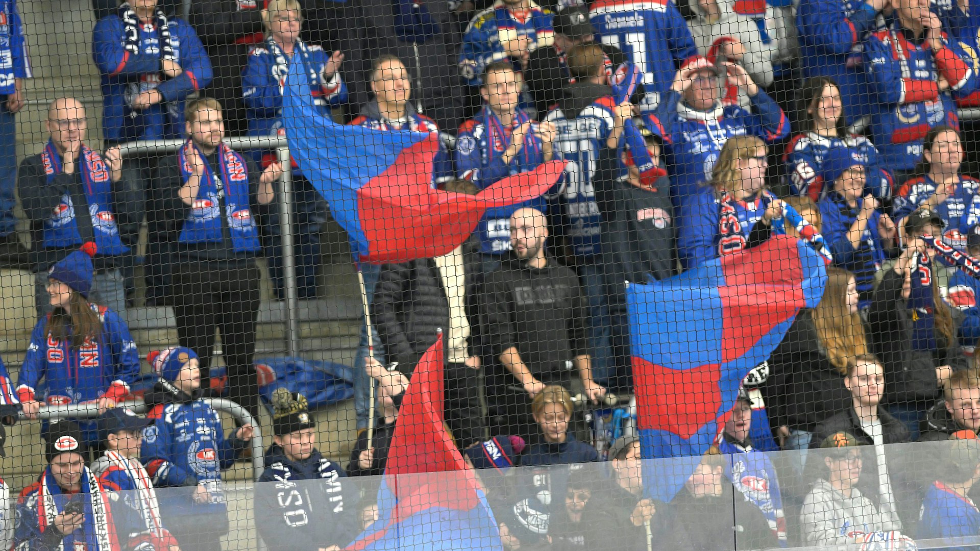 Oskarshamn, SVERIGE - 8 DECEMBER 2024 :Publik, under matchen i HockeyAllsvenskan mellan Oskarshamn och Mora på BE-GE Hockeycenter den 8 DECEMBER i Oskarshamn
( Foto: Ilkka Ranta/ IR-FOTO )
Nyckelord Keywords: Ishockey, HockeyAllsvenskan, Oskarshamn, Mora, ***Betalbild***