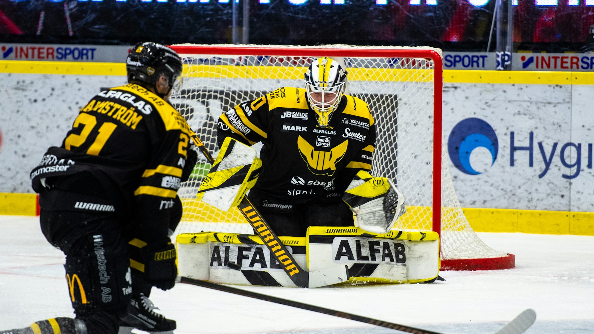 Västerås, SVERIGE - 6 DECEMBER 2024 : Västerås målvakt 40 Rasmus Korhonen räddar pucken under matchen i HockeyAllsvenskan mellan Västerås och Kalmar i ABB Arena Nord den 6 december i Västerås
( Foto: Jakke Röntynen )
Nyckelord Keywords: Ishockey, HockeyAllsvenskan, Västerås, Kalmar, ***Betalbild***