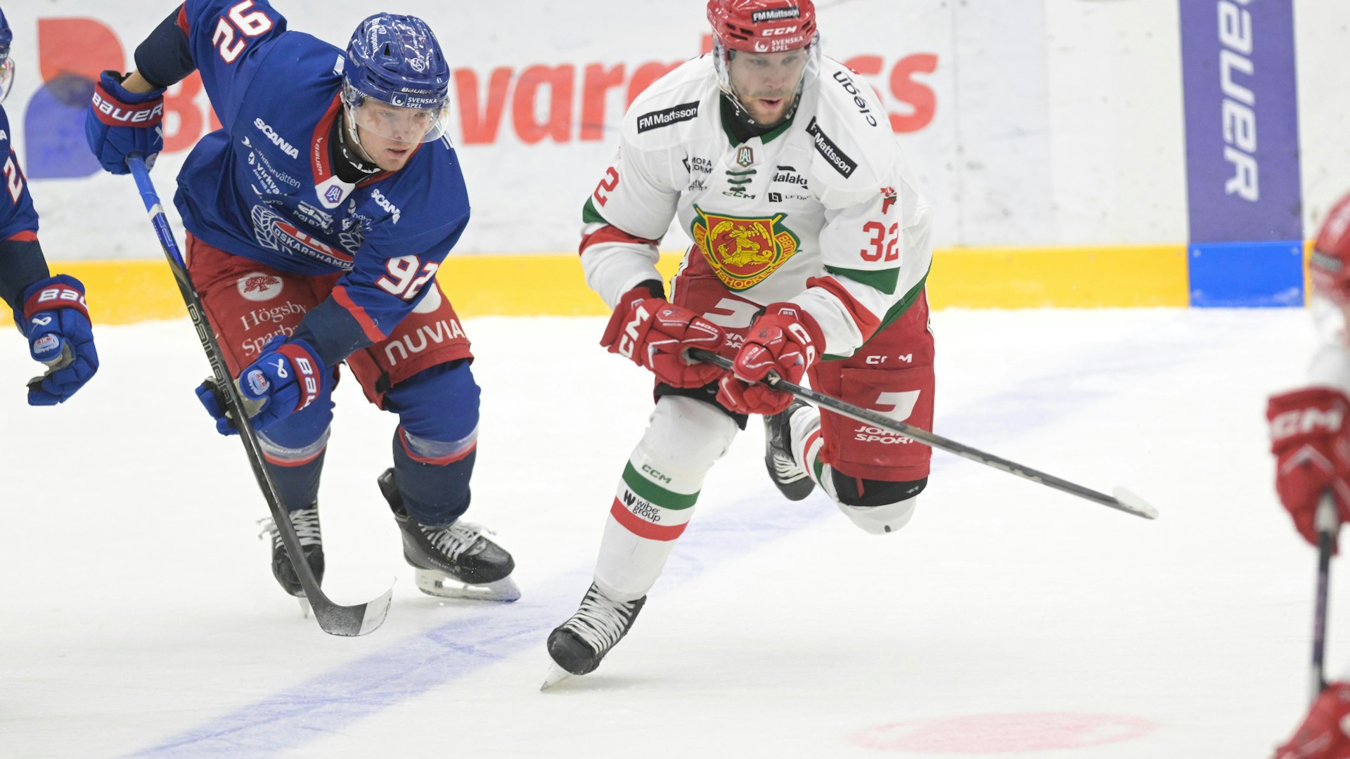 Oskarshamn, SVERIGE - 8 DECEMBER 2024 : Oskarshamn 92 Zion Nybeck jagar Mora 23 Gustav Olhaver under matchen i HockeyAllsvenskan mellan Oskarshamn och Mora på BE-GE Hockeycenter den 8 DECEMBER i Oskarshamn
( Foto: Ilkka Ranta/ IR-FOTO )
Nyckelord Keywords: Ishockey, HockeyAllsvenskan, Oskarshamn, Mora, ***Betalbild***