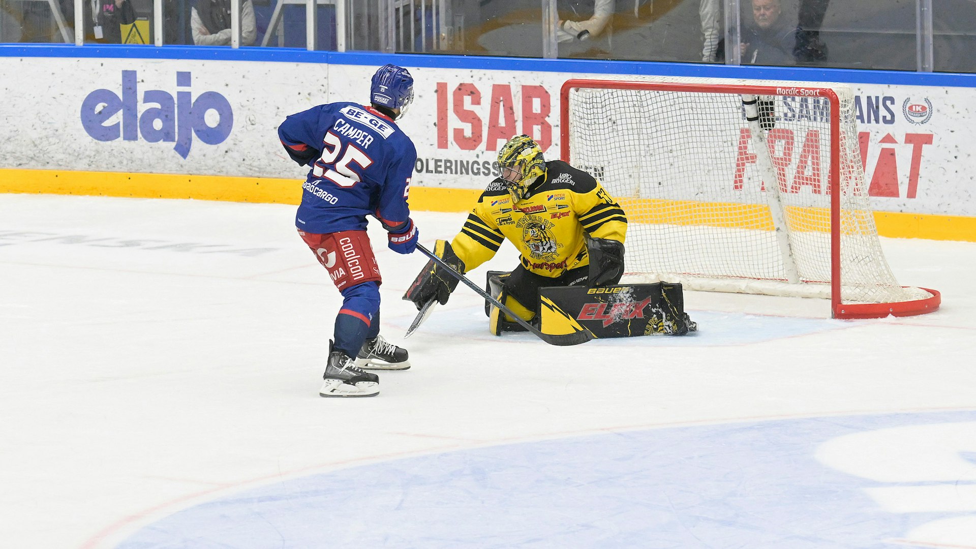 Oskarshamn, SVERIGE - 18 DECEMBER 2024 :Straffslag, miss av Oskarshamn 25 Carter Camper mor Vimmerby målvakt 53 Claes Endre under matchen i HockeyAllsvenskan mellan Oskarshamn och Vimmerby på BE-GE Hockeycenter den 18 DECEMBER i Oskarshamn
( Foto: Ilkka Ranta/ IR-FOTO )
Nyckelord Keywords: Ishockey, HockeyAllsvenskan, Oskarshamn, Vimmerby, ***Betalbild***