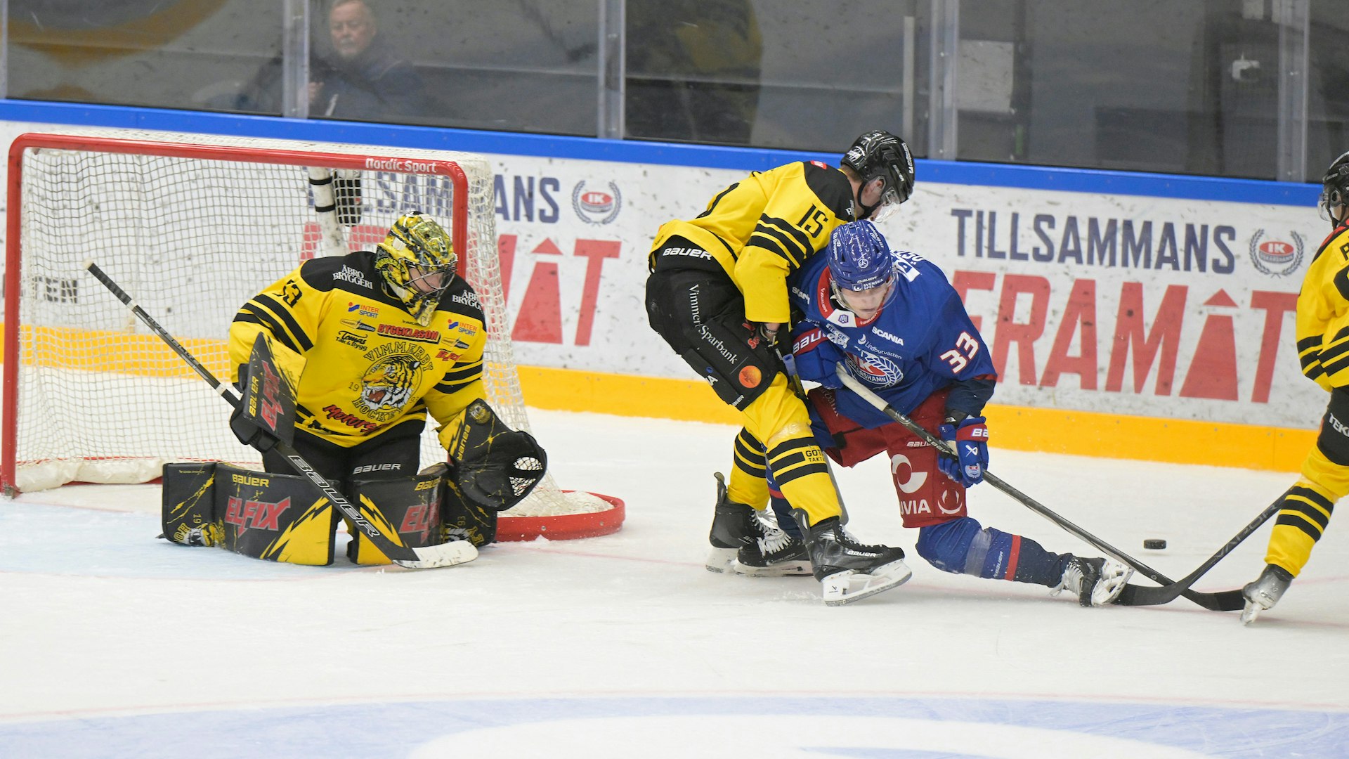Oskarshamn, SVERIGE - 18 DECEMBER 2024 : Oskarshamn 33 Ludvig Östman tas hårt av Vimmerby 15 Oskar Lindgren under matchen i HockeyAllsvenskan mellan Oskarshamn och Vimmerby på BE-GE Hockeycenter den 18 DECEMBER i Oskarshamn
( Foto: Ilkka Ranta/ IR-FOTO )
Nyckelord Keywords: Ishockey, HockeyAllsvenskan, Oskarshamn, Vimmerby, ***Betalbild***