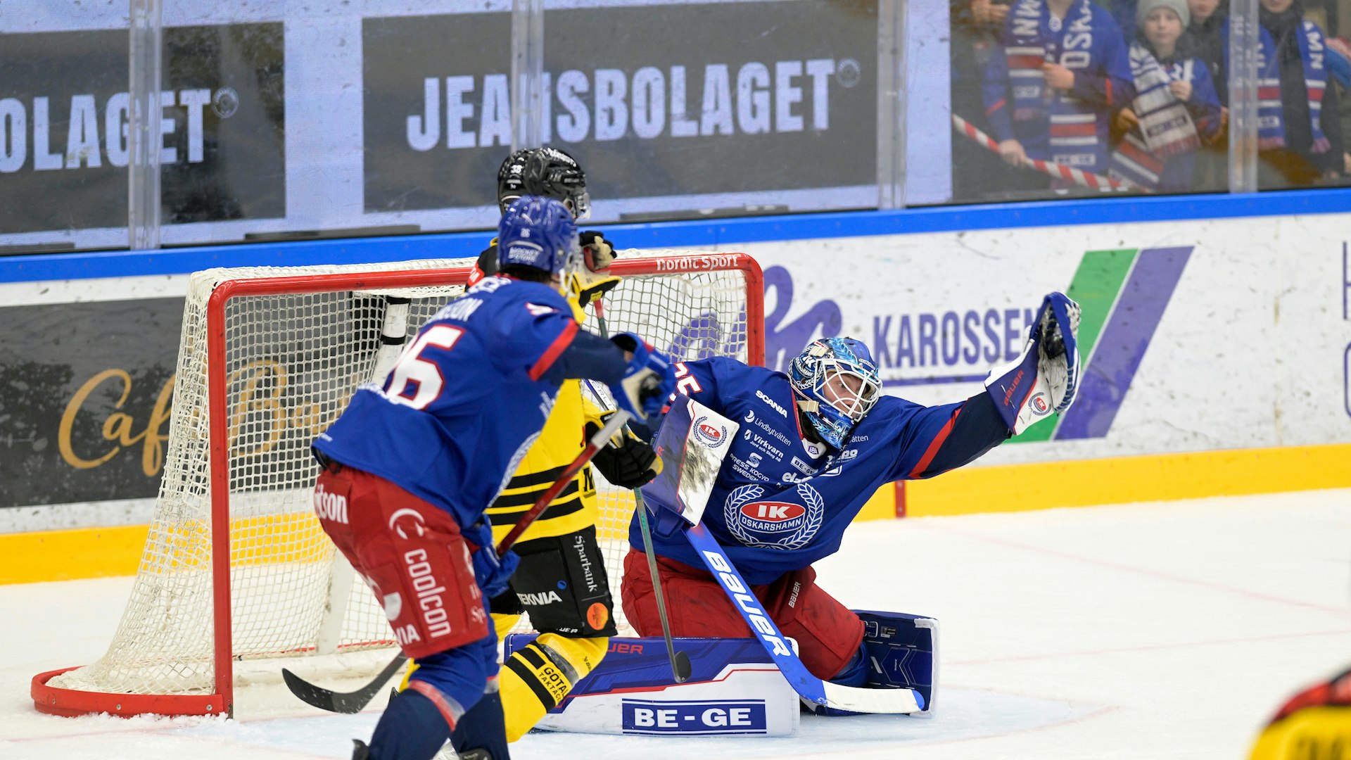 Oskarshamn, SVERIGE - 18 DECEMBER 2024 : Oskarshamn Målvakt 35 Emil Kruse med en monsterplockning under matchen i HockeyAllsvenskan mellan Oskarshamn och Vimmerby på BE-GE Hockeycenter den 18 DECEMBER i Oskarshamn
( Foto: Ilkka Ranta/ IR-FOTO )
Nyckelord Keywords: Ishockey, HockeyAllsvenskan, Oskarshamn, Vimmerby, ***Betalbild***