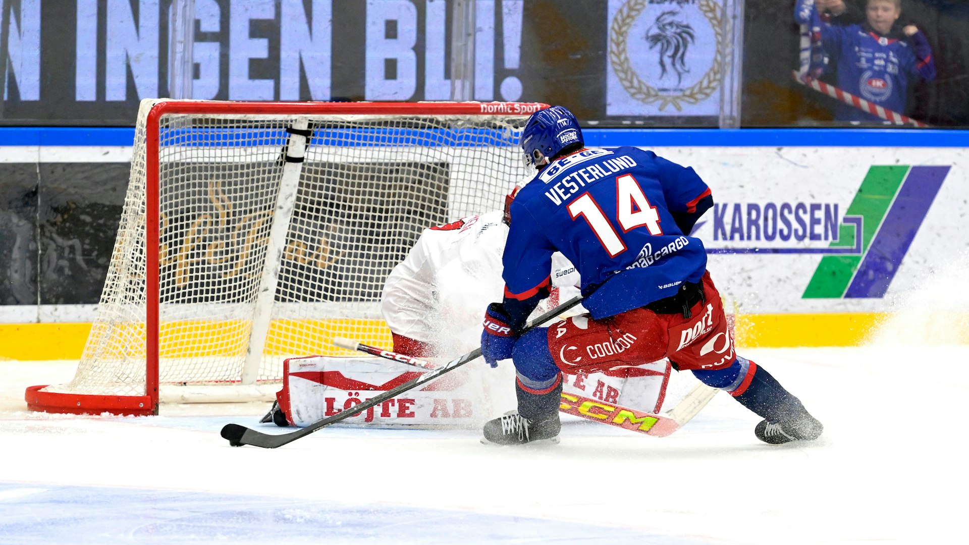 Oskarshamn, SVERIGE - 29 DECEMBER 2024 : Oskarshamn 14 Lukas Westerlund fri med Almtuna målvakt 31 Oskar Blomgren under matchen i HockeyAllsvenskan mellan Oskarshamn och Almtuna på BE-GE Hockeycenter den 29 DECEMBER i Oskarshamn
( Foto: Ilkka Ranta/ IR-FOTO )
Nyckelord Keywords: Ishockey, HockeyAllsvenskan, Oskarshamn, Almtuna, ***Betalbild***