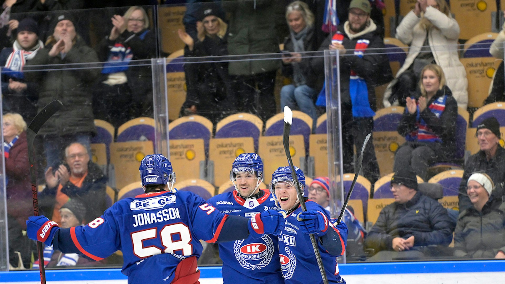 Oskarshamn, SVERIGE - 18 DECEMBER 2024 : Hemmajubel i dubbel bemärkelse under matchen i HockeyAllsvenskan mellan Oskarshamn och Vimmerby på BE-GE Hockeycenter den 18 DECEMBER i Oskarshamn
( Foto: Ilkka Ranta/ IR-FOTO )
Nyckelord Keywords: Ishockey, HockeyAllsvenskan, Oskarshamn, Vimmerby, ***Betalbild***