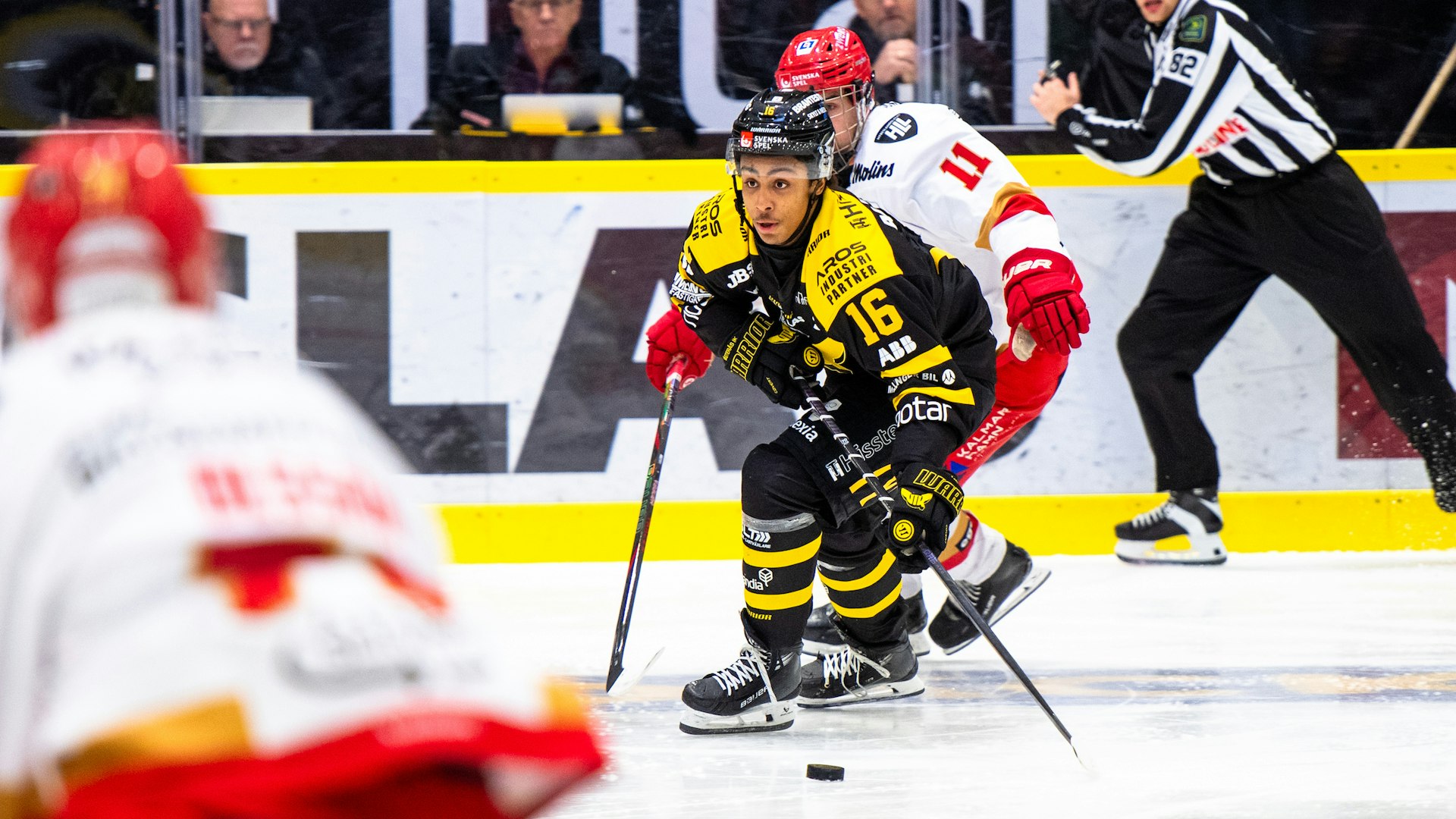 Västerås, SVERIGE - 6 DECEMBER 2024 :Västerås 16 Noah Wolf under matchen i HockeyAllsvenskan mellan Västerås och Kalmar i ABB Arena Nord den 6 december i Västerås
( Foto: Jakke Röntynen )
Nyckelord Keywords: Ishockey, HockeyAllsvenskan, Västerås, Kalmar, ***Betalbild***