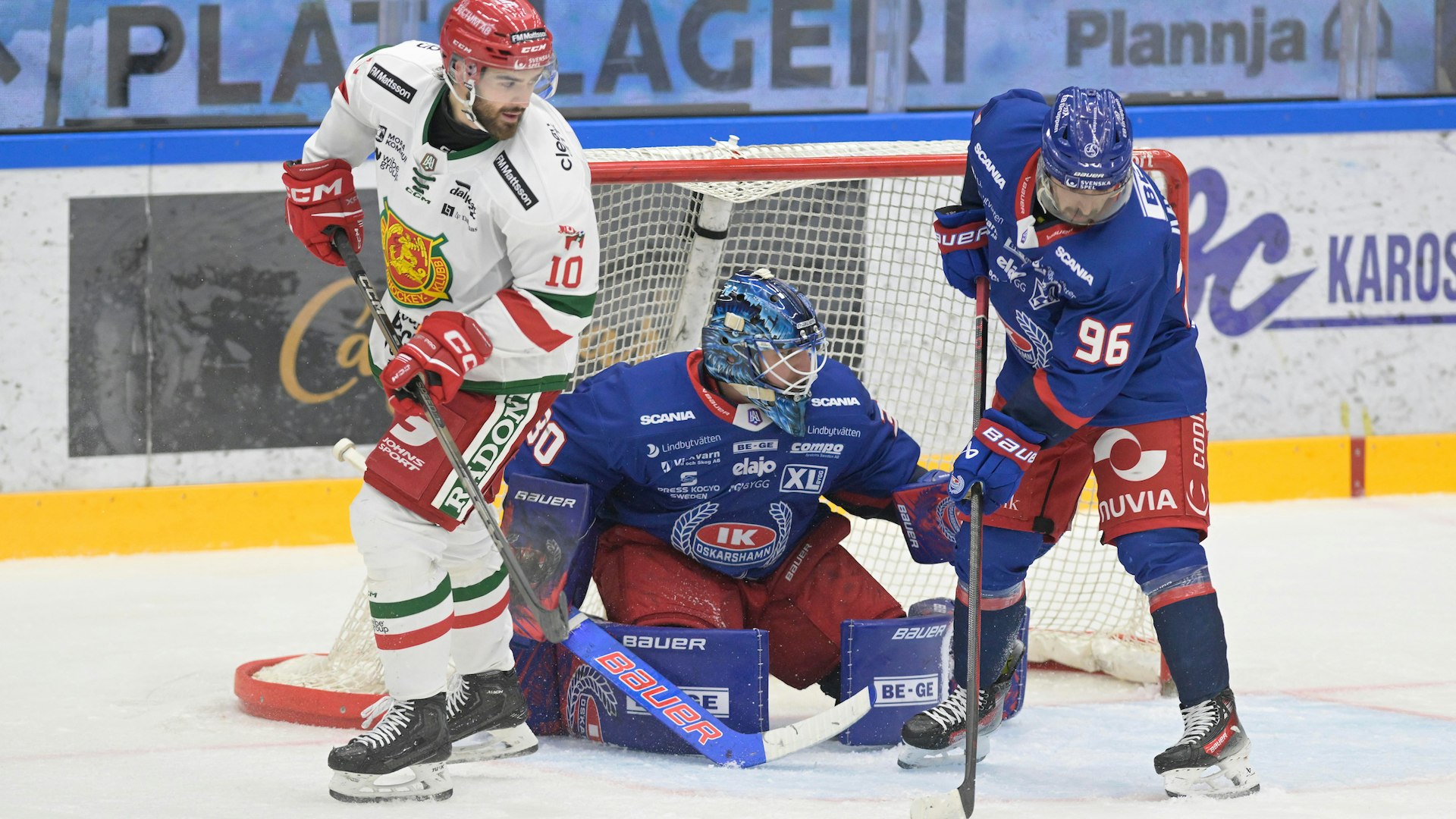 Oskarshamn, SVERIGE - 8 DECEMBER 2024 :Mora 10 Max Martin samt Oskarshamn Målvakt 30 Tomas Rydén och Oskarshamn 96 Kevin Karlsson under matchen i HockeyAllsvenskan mellan Oskarshamn och Mora på BE-GE Hockeycenter den 8 DECEMBER i Oskarshamn
( Foto: Ilkka Ranta/ IR-FOTO )
Nyckelord Keywords: Ishockey, HockeyAllsvenskan, Oskarshamn, Mora, ***Betalbild***