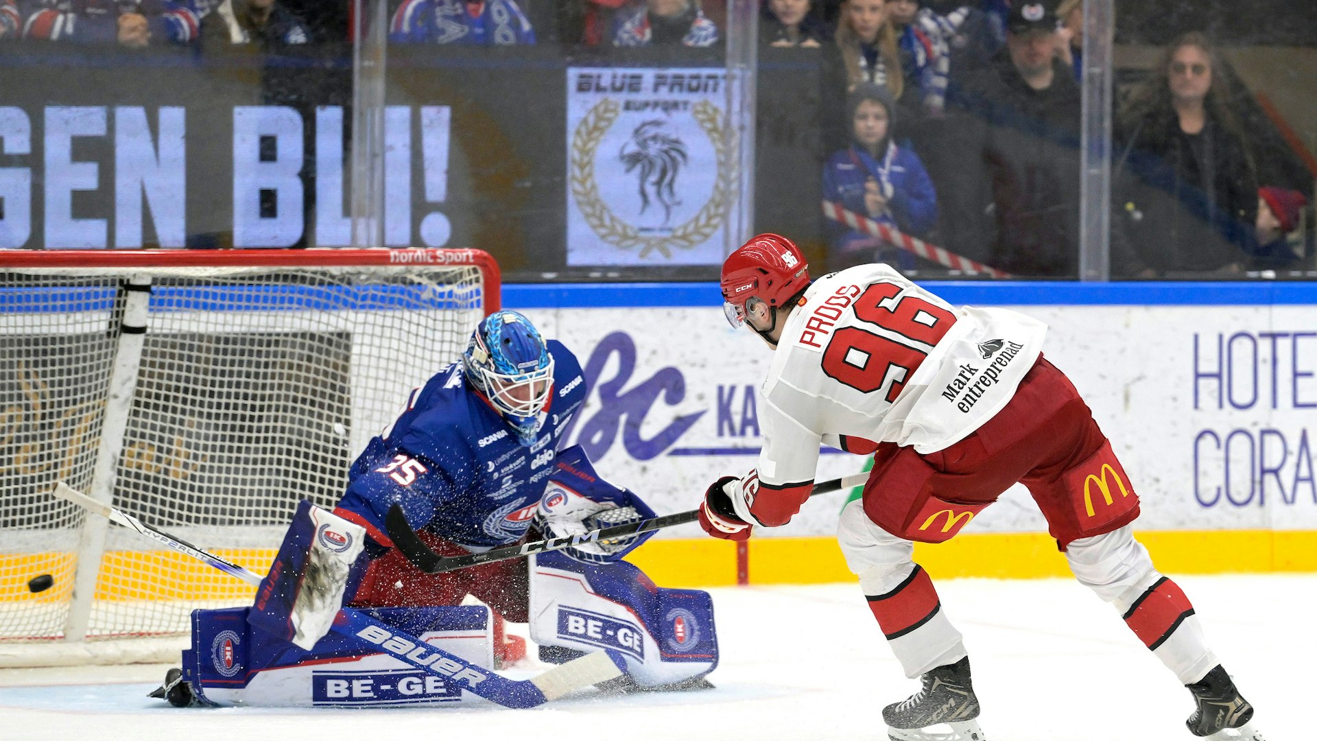 Oskarshamn, SVERIGE - 29 DECEMBER 2024 : Almtuna 96 William Proos avgör i ”sudden” under matchen i HockeyAllsvenskan mellan Oskarshamn och Almtuna på BE-GE Hockeycenter den 29 DECEMBER i Oskarshamn
( Foto: Ilkka Ranta/ IR-FOTO )
Nyckelord Keywords: Ishockey, HockeyAllsvenskan, Oskarshamn, Almtuna, ***Betalbild***