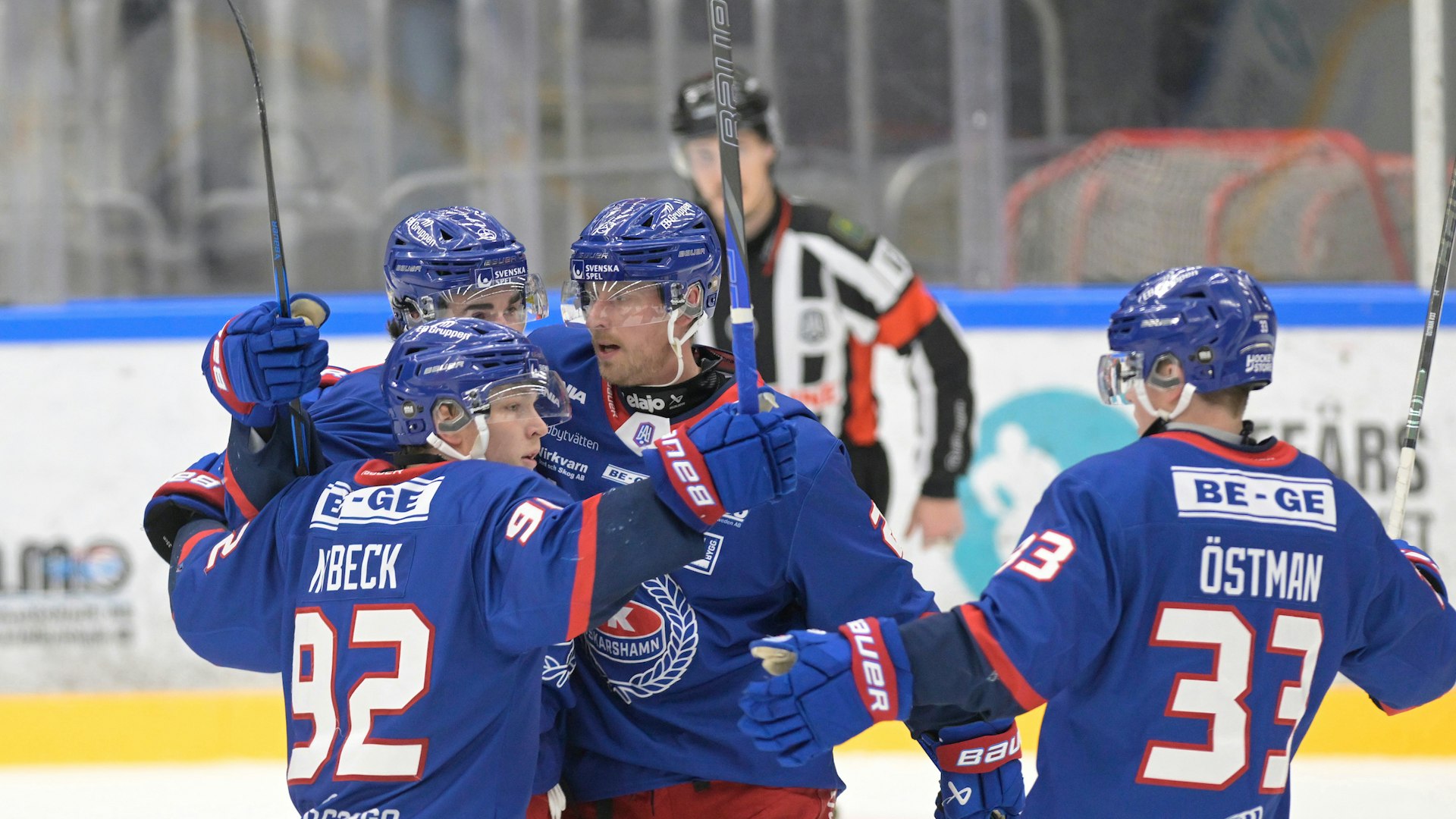 Oskarshamn, SVERIGE - 18 DECEMBER 2024 : Målskytten Oskarshamn 22 Erik Reed Bradford kramas om efter kvitteringen till 2-2 under matchen i HockeyAllsvenskan mellan Oskarshamn och Vimmerby på BE-GE Hockeycenter den 18 DECEMBER i Oskarshamn
( Foto: Ilkka Ranta/ IR-FOTO )
Nyckelord Keywords: Ishockey, HockeyAllsvenskan, Oskarshamn, Vimmerby, ***Betalbild***