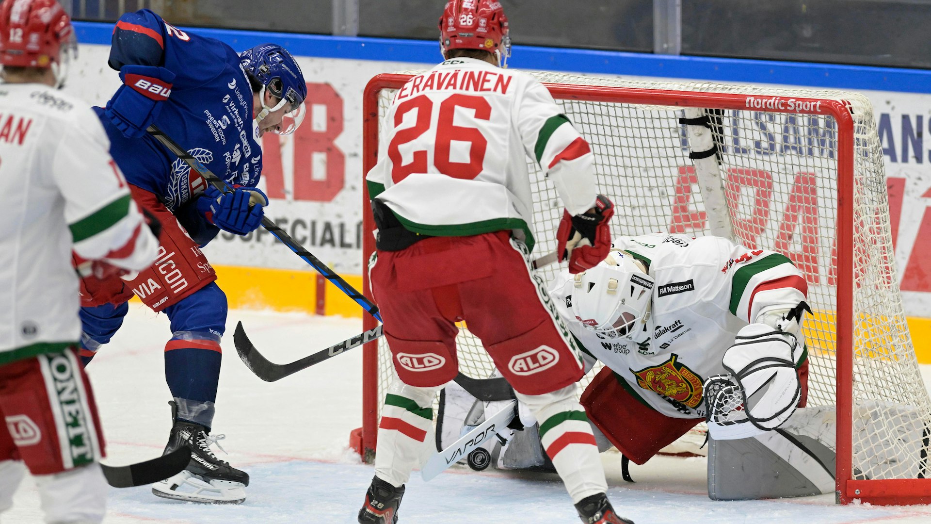 Oskarshamn, SVERIGE - 8 DECEMBER 2024 : Oskarshamn 22 Erik Reed Bradford lirkar in 4-0 bakom Mora målvakt 45 Jani Lampinen under matchen i HockeyAllsvenskan mellan Oskarshamn och Mora på BE-GE Hockeycenter den 8 DECEMBER i Oskarshamn
( Foto: Ilkka Ranta/ IR-FOTO )
Nyckelord Keywords: Ishockey, HockeyAllsvenskan, Oskarshamn, Mora, ***Betalbild***