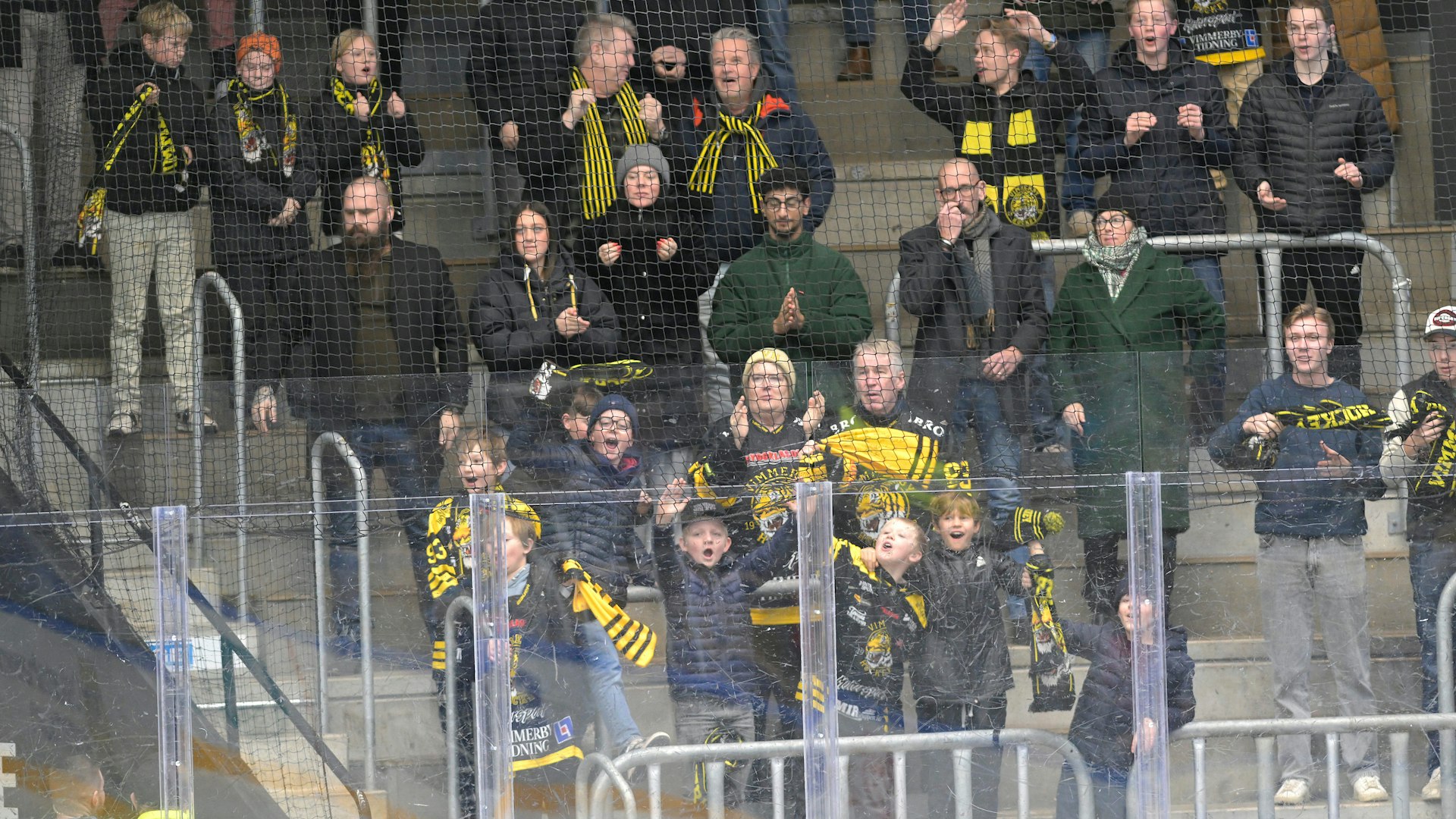 Oskarshamn, SVERIGE - 18 DECEMBER 2024 : Publik, glädje på bostastå under matchen i HockeyAllsvenskan mellan Oskarshamn och Vimmerby på BE-GE Hockeycenter den 18 DECEMBER i Oskarshamn
( Foto: Ilkka Ranta/ IR-FOTO )
Nyckelord Keywords: Ishockey, HockeyAllsvenskan, Oskarshamn, Vimmerby, ***Betalbild***