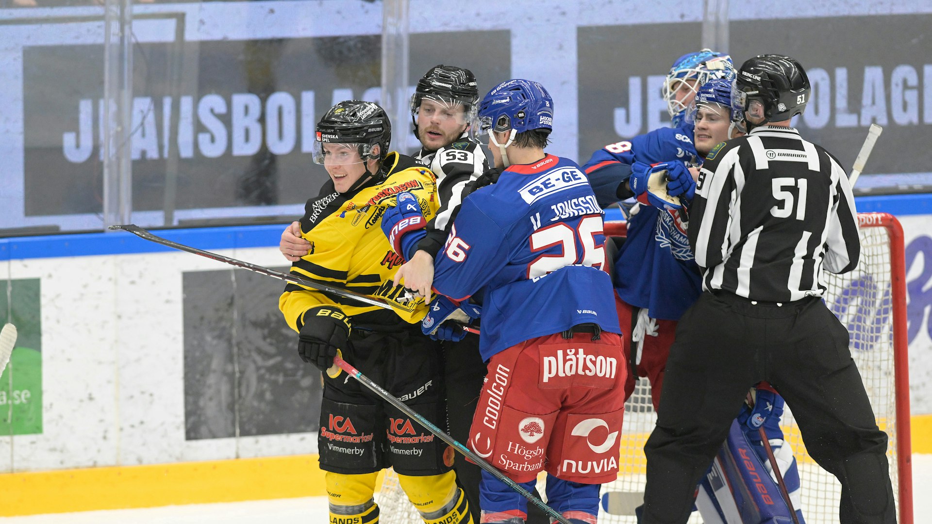 Oskarshamn, SVERIGE - 18 DECEMBER 2024 : Vimmerby 38 Eddie Levin retad med hemmalaget under matchen i HockeyAllsvenskan mellan Oskarshamn och Vimmerby på BE-GE Hockeycenter den 18 DECEMBER i Oskarshamn
( Foto: Ilkka Ranta/ IR-FOTO )
Nyckelord Keywords: Ishockey, HockeyAllsvenskan, Oskarshamn, Vimmerby, ***Betalbild***