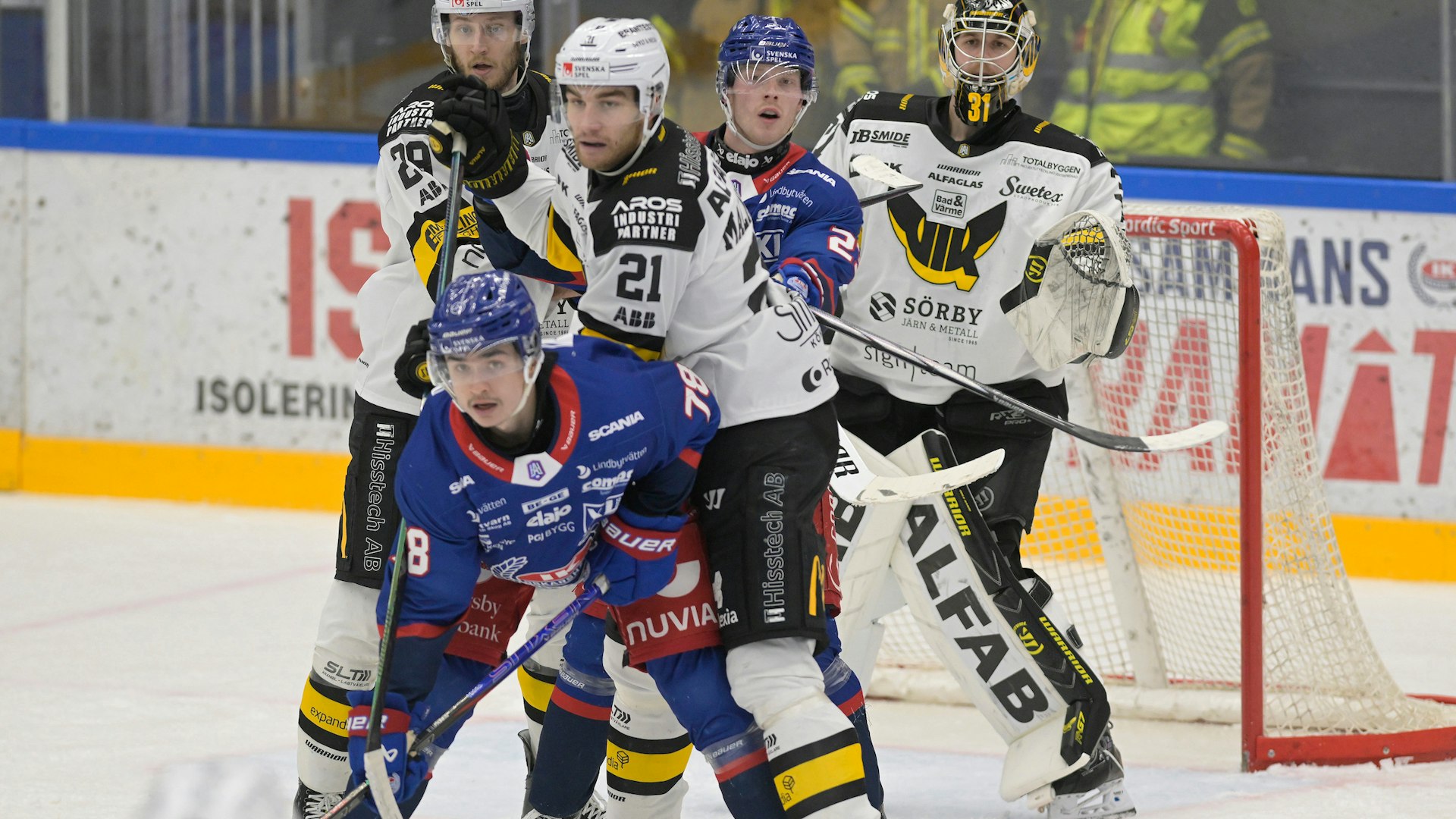 Oskarshamn, SVERIGE - 10 JANUARI 2025 : Skymningsläge, Oskarshamn 78 Evan Weinger styr in sekunden efter 2-1 under matchen i HockeyAllsvenskan mellan Oskarshamn och Västerås på BE-GE Hockeycenter den 10 JANUARI i Oskarshamn
( Foto: Ilkka Ranta/ IR-FOTO )
Nyckelord Keywords: Ishockey, HockeyAllsvenskan, Oskarshamn, Västerås, ***Betalbild***