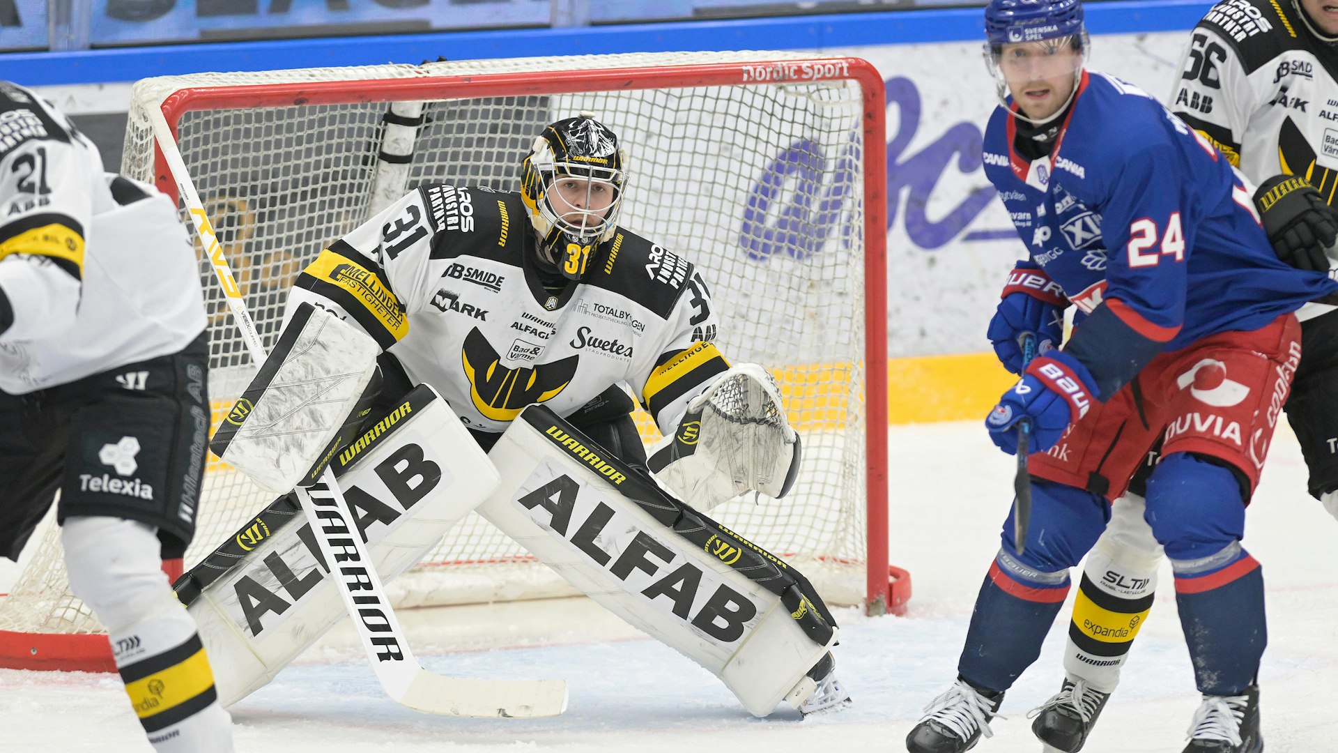 Oskarshamn, SVERIGE - 10 JANUARI 2025 : Oskarshamn 24 Axel Wemmenborn och Västerås målvakt 31 Jørgen Hanneborg under matchen i HockeyAllsvenskan mellan Oskarshamn och Västerås på BE-GE Hockeycenter den 10 JANUARI i Oskarshamn
( Foto: Ilkka Ranta/ IR-FOTO )
Nyckelord Keywords: Ishockey, HockeyAllsvenskan, Oskarshamn, Västerås, ***Betalbild***