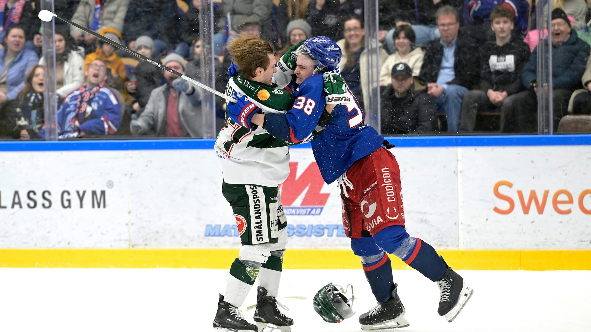 Oskarshamn, SVERIGE - 19 FEBRUARI 2025 :Tingsryd 77 Oscar Birgersson samt Oskarshamn 38 Axel Landén hade en privat uppgörelse under matchen i HockeyAllsvenskan mellan Oskarshamn och Tingsryd på BE-GE Hockeycenter den 19 FEBRUARI i Oskarshamn
( Foto: Ilkka Ranta/ IR-FOTO )
Nyckelord Keywords: Ishockey, HockeyAllsvenskan, Oskarshamn, Tingsryd, ***Betalbild***