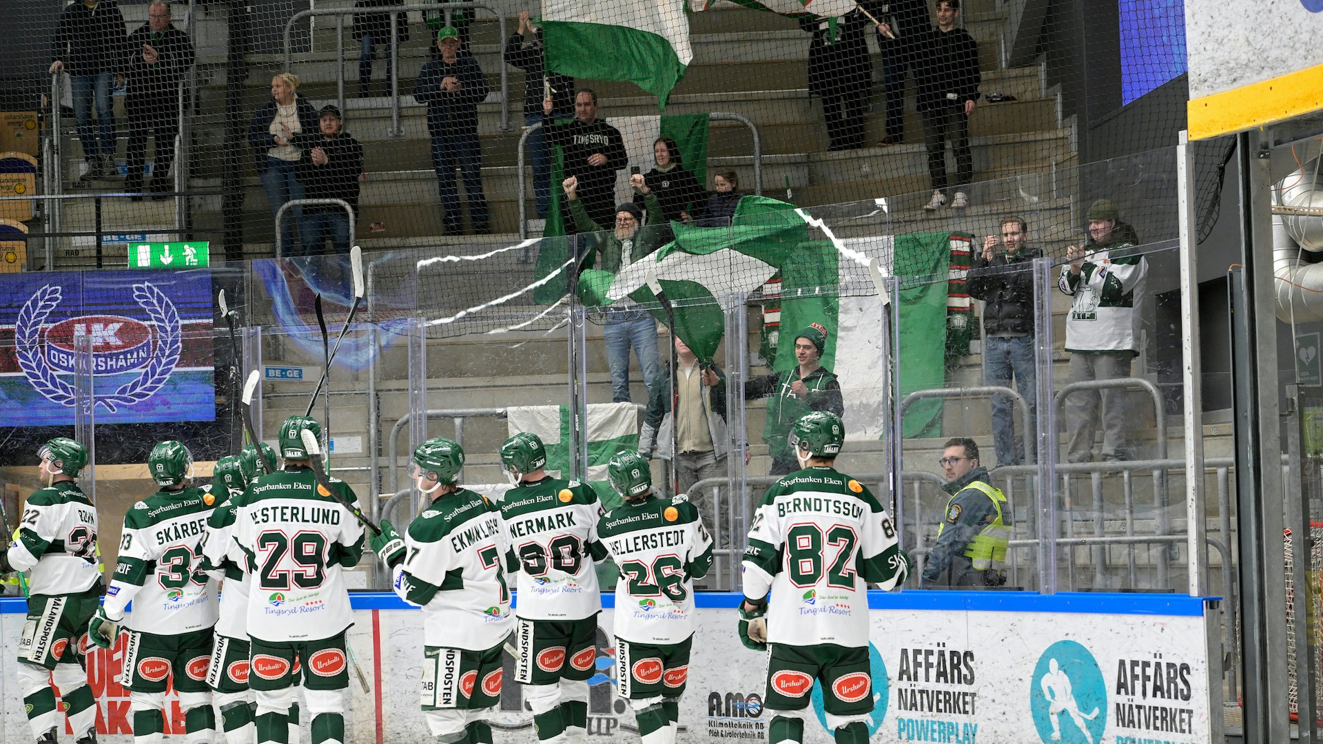 Oskarshamn, SVERIGE - 19 FEBRUARI 2025 : Tingsrydsspelarna grattas av publiken efter matchen under matchen i HockeyAllsvenskan mellan Oskarshamn och Tingsryd på BE-GE Hockeycenter den 19 FEBRUARI i Oskarshamn
( Foto: Ilkka Ranta/ IR-FOTO )
Nyckelord Keywords: Ishockey, HockeyAllsvenskan, Oskarshamn, Tingsryd, ***Betalbild***