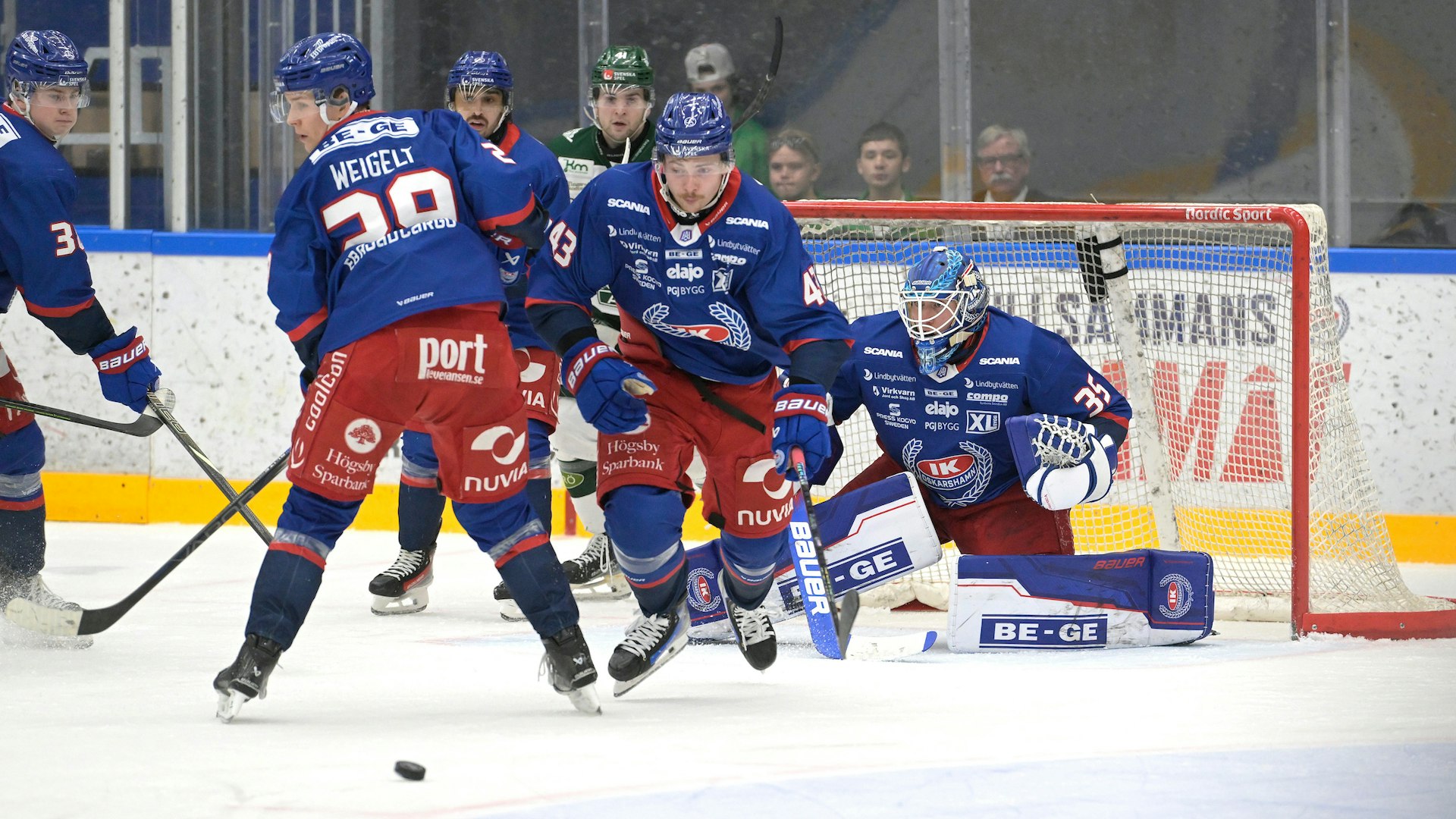 Oskarshamn, SVERIGE - 19 FEBRUARI 2025 : Oskarshamn 43 Soren Dietz-Larsen jaga puck efter målvaktsblockering under matchen i HockeyAllsvenskan mellan Oskarshamn och Tingsryd på BE-GE Hockeycenter den 19 FEBRUARI i Oskarshamn
( Foto: Ilkka Ranta/ IR-FOTO )
Nyckelord Keywords: Ishockey, HockeyAllsvenskan, Oskarshamn, Tingsryd, ***Betalbild***