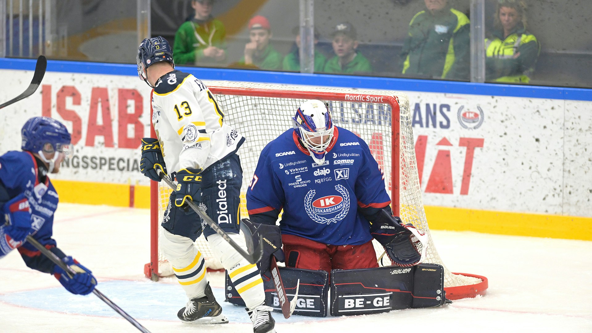 Oskarshamn, SVERIGE - 7 MARS 2025 :Oskarshamn 37 Målvakt Evan Cowley kniper ihop framför Södertälje 13 Henrik Eriksson under matchen i HockeyAllsvenskan mellan Oskarshamn och Södertälje på BE-GE Hockeycenter den 7 MARS i Oskarshamn
( Foto: Ilkka Ranta/ IR-FOTO )
Nyckelord Keywords: Ishockey, HockeyAllsvenskan, Oskarshamn, Södertälje, ***Betalbild***