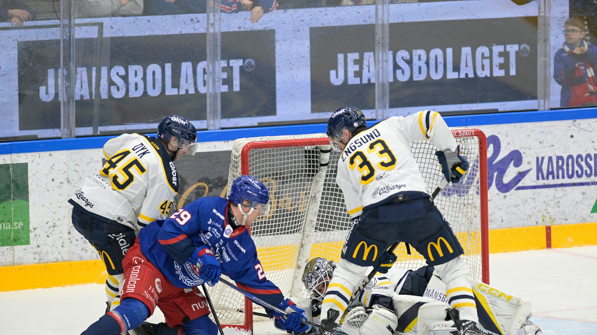 Oskarshamn, SVERIGE - 7 MARS 2025 :Oskarshamn 29 Georg Weigelt fortsatte försöka trycka in pucken under matchen i HockeyAllsvenskan mellan Oskarshamn och Södertälje på BE-GE Hockeycenter den 7 MARS i Oskarshamn
( Foto: Ilkka Ranta/ IR-FOTO )
Nyckelord Keywords: Ishockey, HockeyAllsvenskan, Oskarshamn, Södertälje, ***Betalbild***
