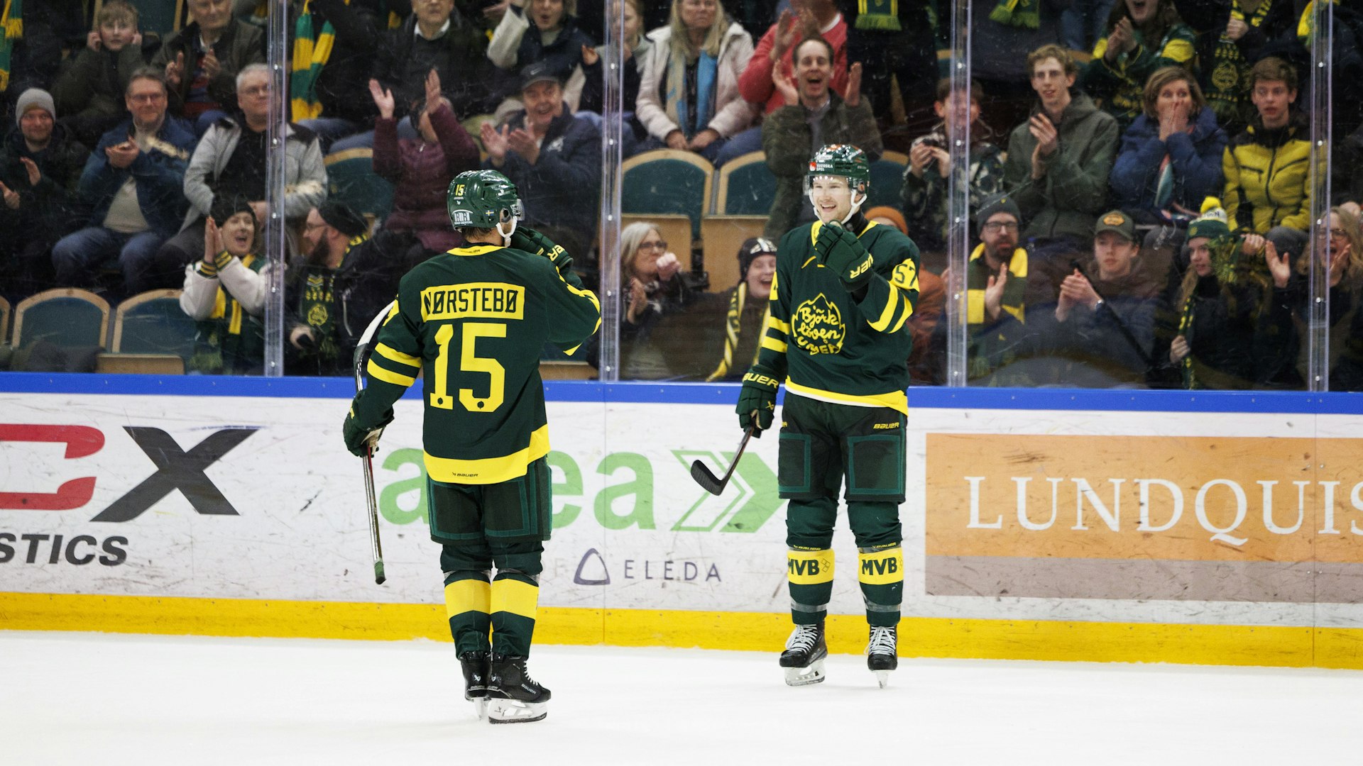 Umeå, SVERIGE - 28 FEBRUARI 2025 : Björklöven 57 Matt Cairns firar mål och publiken firar med honom under matchen i HockeyAllsvenskan mellan Björklöven och Karlskoga på Visionite Arena den 28 februari i Umeå
( Foto: Erik Sandin / Barfotagraf )
Nyckelord Keywords: Ishockey, HockeyAllsvenskan, Björklöven, Karlskoga, ***Betalbild***