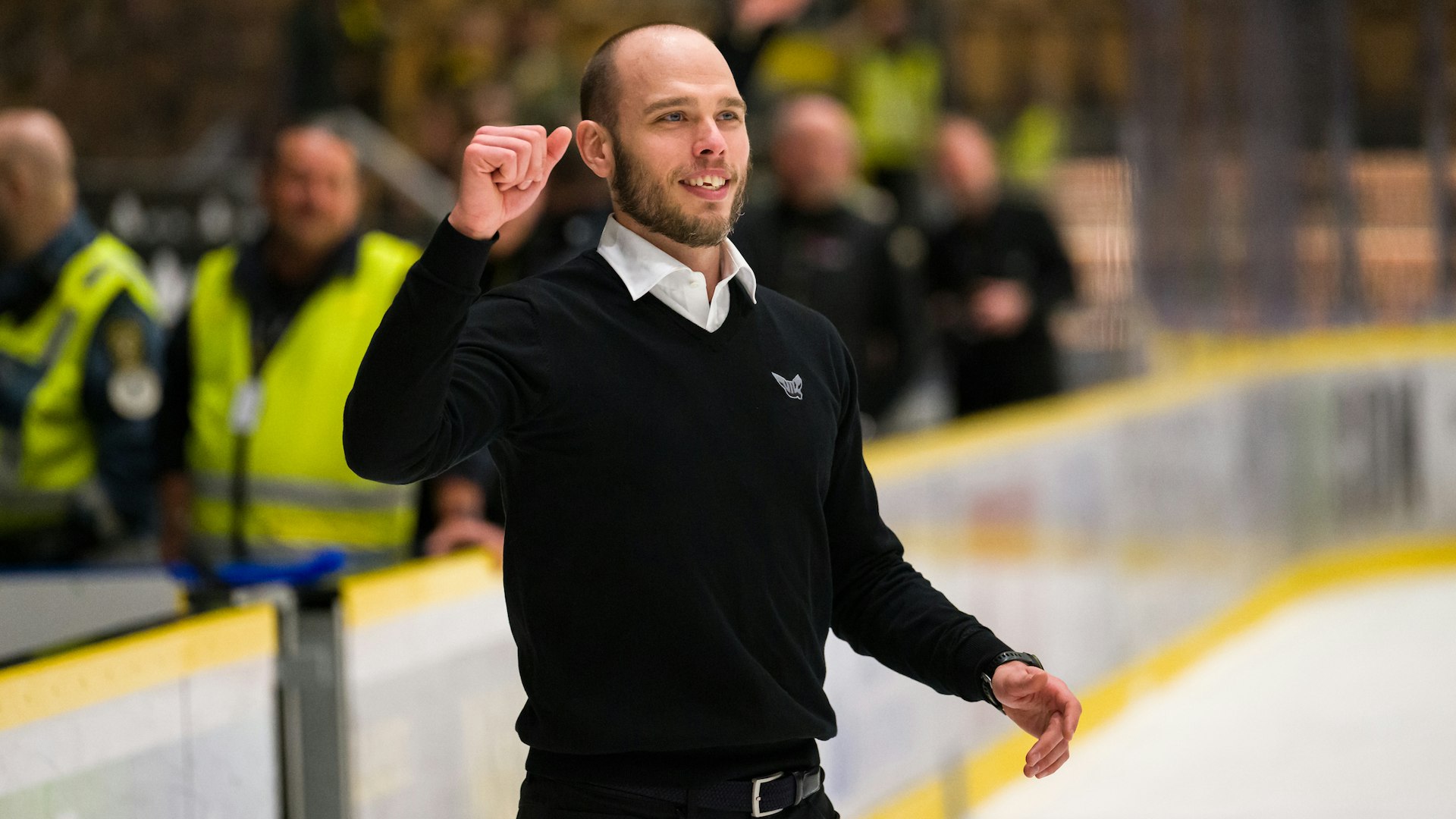 Västerås, SVERIGE - 7 MARS 2025 : Västerås assisterande tränare Johan Gustafsson (före detta Västerås målvakt) blir utkallad av klacken för en sång efter matchen i HockeyAllsvenskan mellan Västerås och Nybro i ABB Arena Nord den 7 mars i Västerås
( Foto: Oliver Szabo )
Nyckelord Keywords: Ishockey, HockeyAllsvenskan, Västerås, Nybro, ***Betalbild***