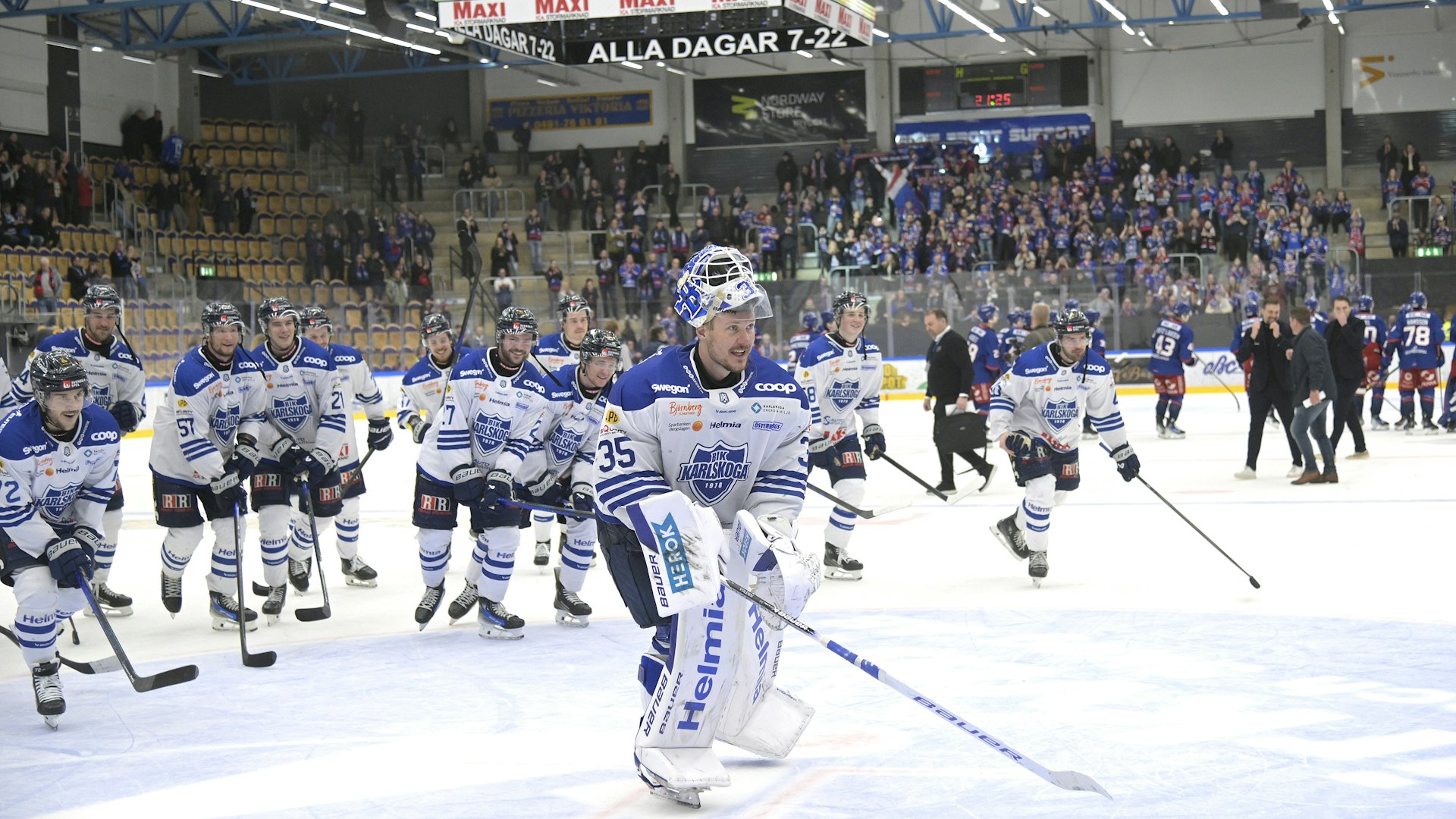 Oskarshamn, SVERIGE - 26 MARS 2025 : Karlskoga målvakt 35 Lars Volden efter matchen i Hockeyallsvenskan Kvartsfinal mellan Oskarshamn och Karlskoga på BE-GE Hockeycenter den 26 MARS i Oskarshamn
( Foto: Ilkka Ranta/ IR-FOTO )
Nyckelord Keywords: Ishockey, Hockeyallsvenskan Kvartsfinal, Oskarshamn, Karlskoga, ***Betalbild***