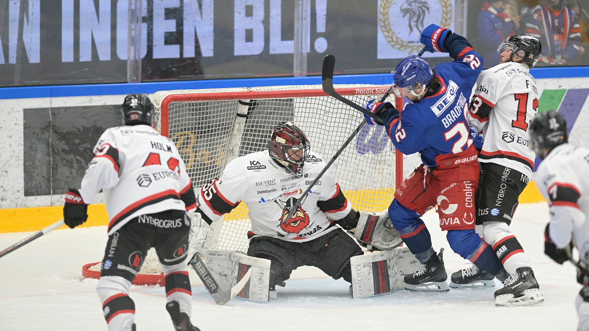 Oskarshamn, SVERIGE - 12 MARS 2025 : uOskarshamn 22 Erik Reed Bradford så nära peta in en retur under matchen i Hockeyallsvenskan åttondelsfinal mellan Oskarshamn och Nybro på BE-GE Hockeycenter den 12 MARS i Oskarshamn
( Foto: Ilkka Ranta/ IR-FOTO )
Nyckelord Keywords: Ishockey, Hockeyallsvenskan åttondelsfinal, Oskarshamn, Nybro, ***Betalbild***