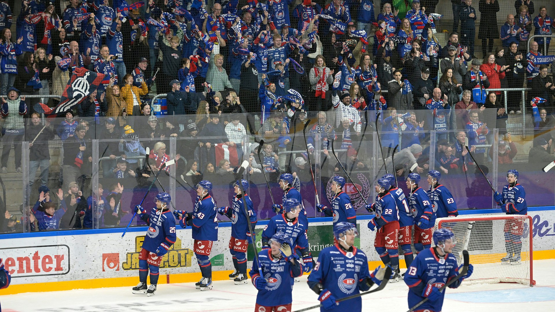 Oskarshamn, SVERIGE - 7 MARS 2025 : Spelarna ock klacken efter matchen i HockeyAllsvenskan mellan Oskarshamn och Södertälje på BE-GE Hockeycenter den 7 MARS i Oskarshamn
( Foto: Ilkka Ranta/ IR-FOTO )
Nyckelord Keywords: Ishockey, HockeyAllsvenskan, Oskarshamn, Södertälje, ***Betalbild***