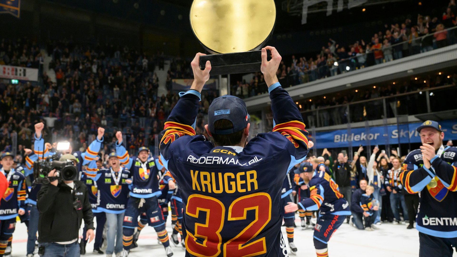 Stockholm, SVERIGE - 25 April 2025 : Djurgården 32 Marcus Krüger lyfter pokalen mot sina lagkamrater efter seger i matchen och därmed hela HockeyAllsvenskan Final mellan Djurgården och AIK på Hovet den 25 april i Stockholm
( Foto: Oscar Larsson / FotoOscar )
Nyckelord Keywords: Ishockey, HockeyAllsvenskan Final, Djurgården, AIK, Final, HA-Final, 5:7, Slutspel, ***Betalbild***