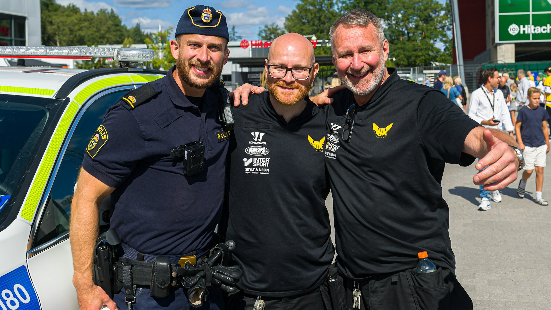 Västerås, SVERIGE - 10 AUGUSTI 2025 : Västerås IK med aktiviteter under VIK Dagen utanför ABB Arena Nord. Västerås materialförvaltare Tobias Hansson och Västerås materialförvaltare Mio Schilcher poserar med polisen.
( Foto: Oliver Szabo )
Nyckelord Keywords: Ishockey, VIK Dagen, evenemang, jippo, ***Betalbild***