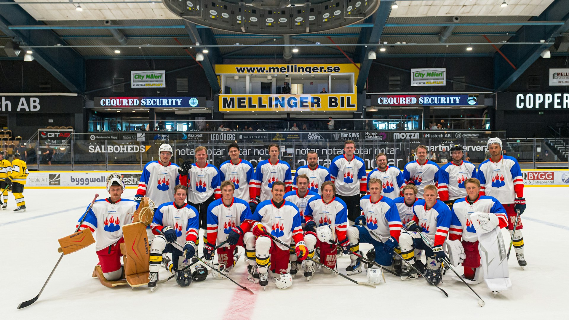 Västerås, SVERIGE - 10 AUGUSTI 2025 : VIK Dagen med match mellan VIK och Team Västmanland i ABB Arena Nord. Efter matchen samlades Team Västmanland för ett lagfoto.
( Foto: Oliver Szabo )
Nyckelord Keywords: Ishockey, VIK Dagen, evenemang, jippo, ***Betalbild***