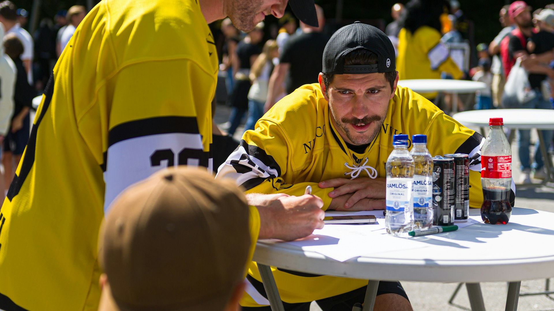Västerås, SVERIGE - 10 AUGUSTI 2025 : Västerås IK med aktiviteter under VIK Dagen utanför ABB Arena Nord. Västerås 67 Konstantin Komarek.
( Foto: Oliver Szabo )
Nyckelord Keywords: Ishockey, VIK Dagen, evenemang, jippo, ***Betalbild***