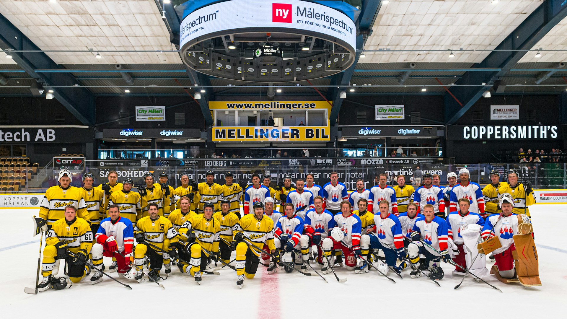 Västerås, SVERIGE - 10 AUGUSTI 2025 : VIK Dagen med match mellan VIK och Team Västmanland i ABB Arena Nord. Efter matchen togs ett gemensam lagfoto med VIK och Team Västmanland.
( Foto: Oliver Szabo )
Nyckelord Keywords: Ishockey, VIK Dagen, evenemang, jippo, ***Betalbild***