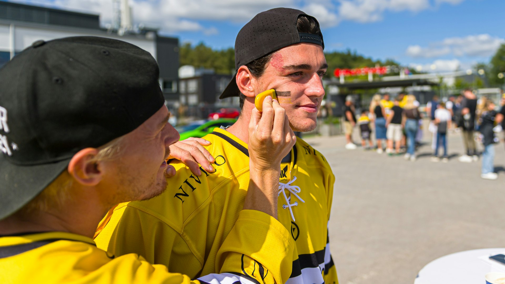 Västerås, SVERIGE - 10 AUGUSTI 2025 : Västerås IK med aktiviteter under VIK Dagen utanför ABB Arena Nord. VIK spelare ansiktsmålar VIK spelare.
( Foto: Oliver Szabo )
Nyckelord Keywords: Ishockey, VIK Dagen, evenemang, jippo, ***Betalbild***
