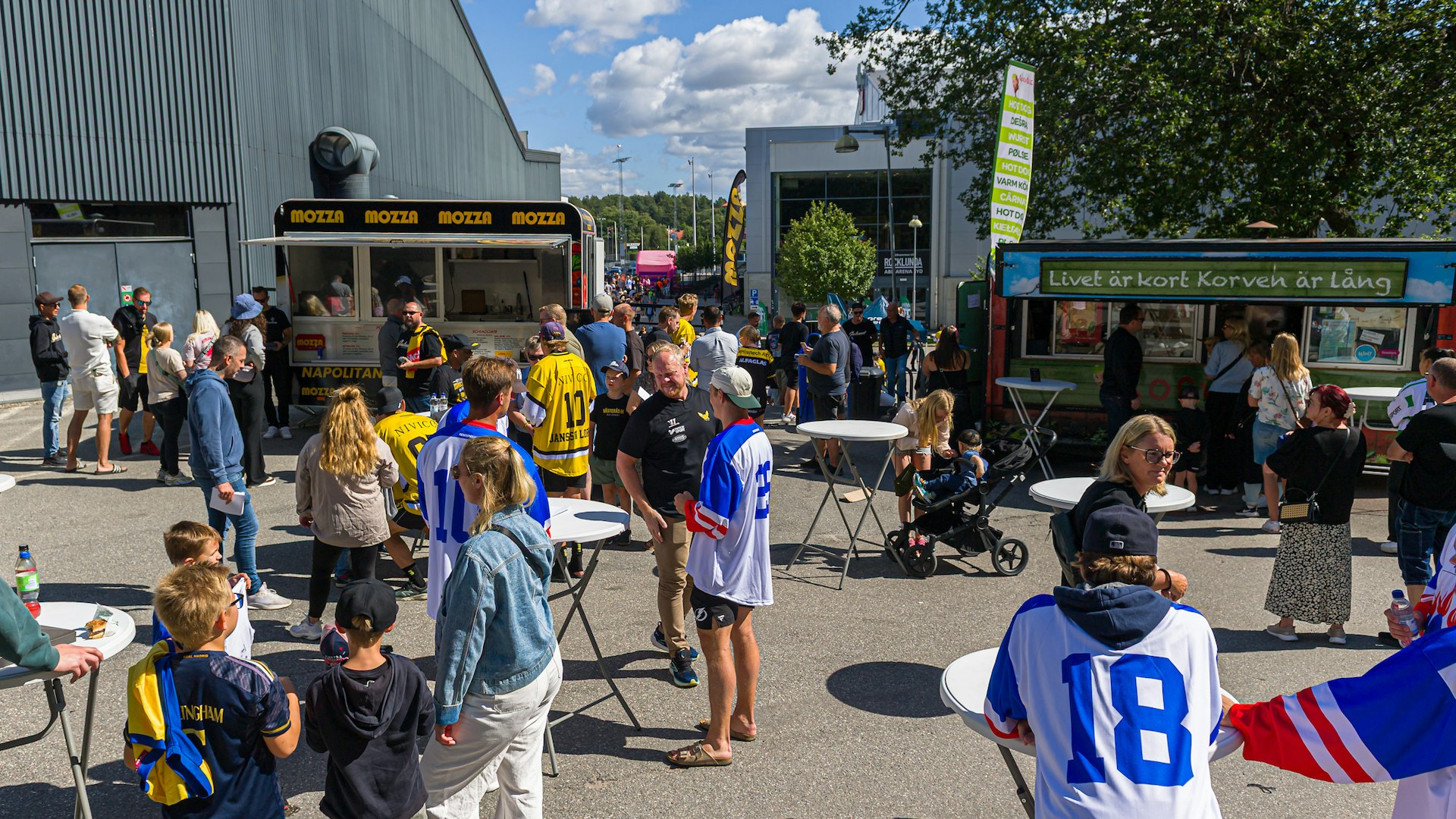 Västerås, SVERIGE - 10 AUGUSTI 2025 : Västerås IK med aktiviteter under VIK Dagen utanför ABB Arena Nord. Monza och Korvolle erbjöd mat bakom arenan.
( Foto: Oliver Szabo )
Nyckelord Keywords: Ishockey, VIK Dagen, evenemang, jippo, ***Betalbild***