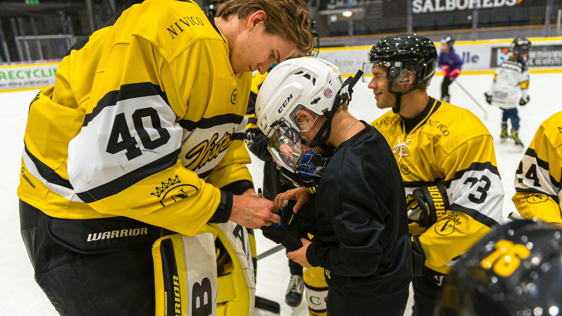 Västerås, SVERIGE - 10 AUGUSTI 2025 : VIK Dagen med friåkning för barn ihop med spelarna i ABB Arena Nord. Västerås målvakt 40 Rasmus Korhonen signerar en ung fans handske.
( Foto: Oliver Szabo )
Nyckelord Keywords: Ishockey, VIK Dagen, evenemang, jippo, ***Betalbild***