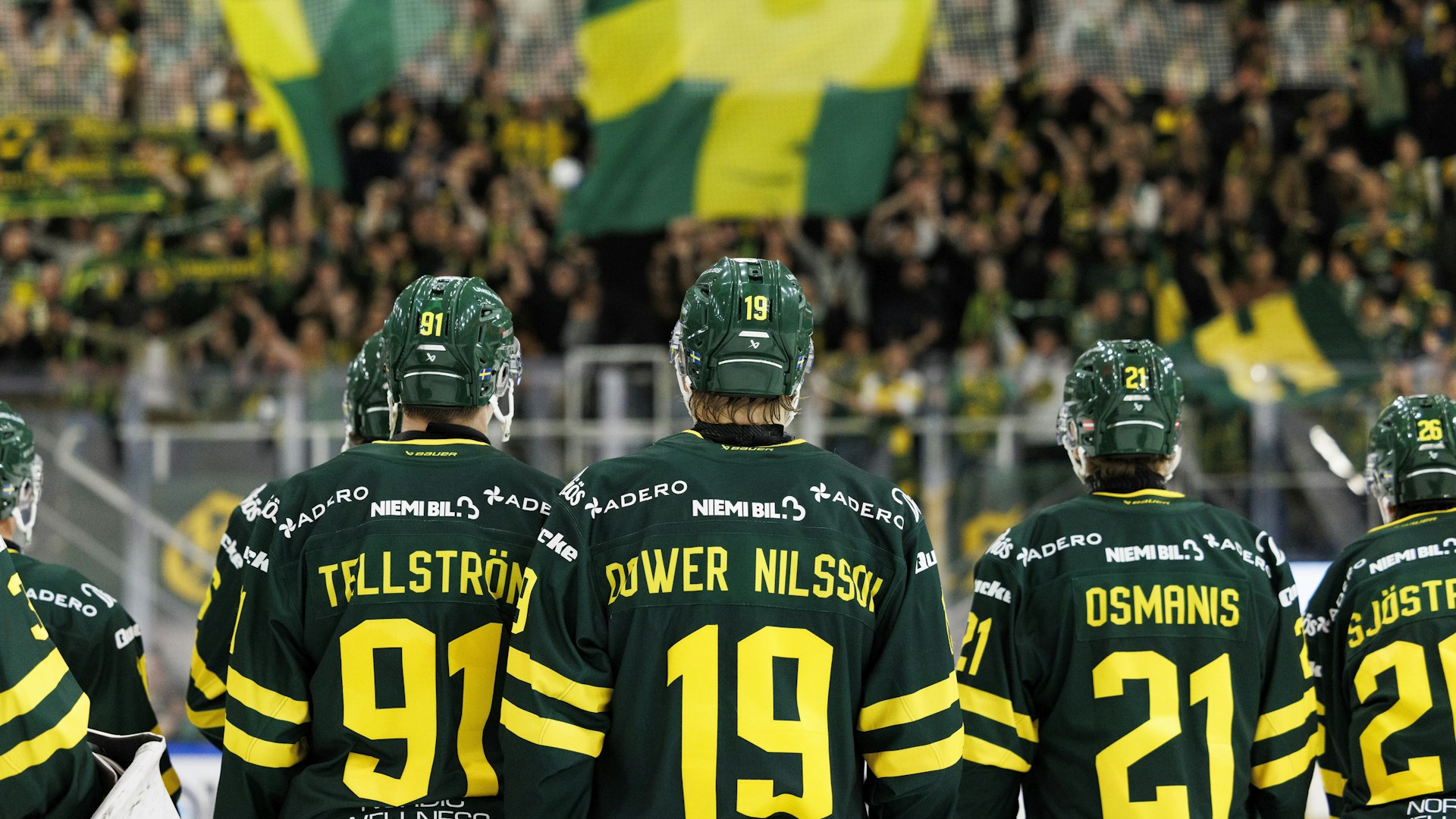 Umeå, SVERIGE - 26 SEPTEMBER 2025 : Björklöven 19 Liam Dower Nilsson i fokus efter sina tre mål under matchen i HockeyAllsvenskan mellan Björklöven och Södertälje på Visionite Arena den 26 september i Umeå
( Foto: Erik Sandin / Barfotagraf )
Nyckelord Keywords: Ishockey, HockeyAllsvenskan, Björklöven, Södertälje, ***Betalbild***